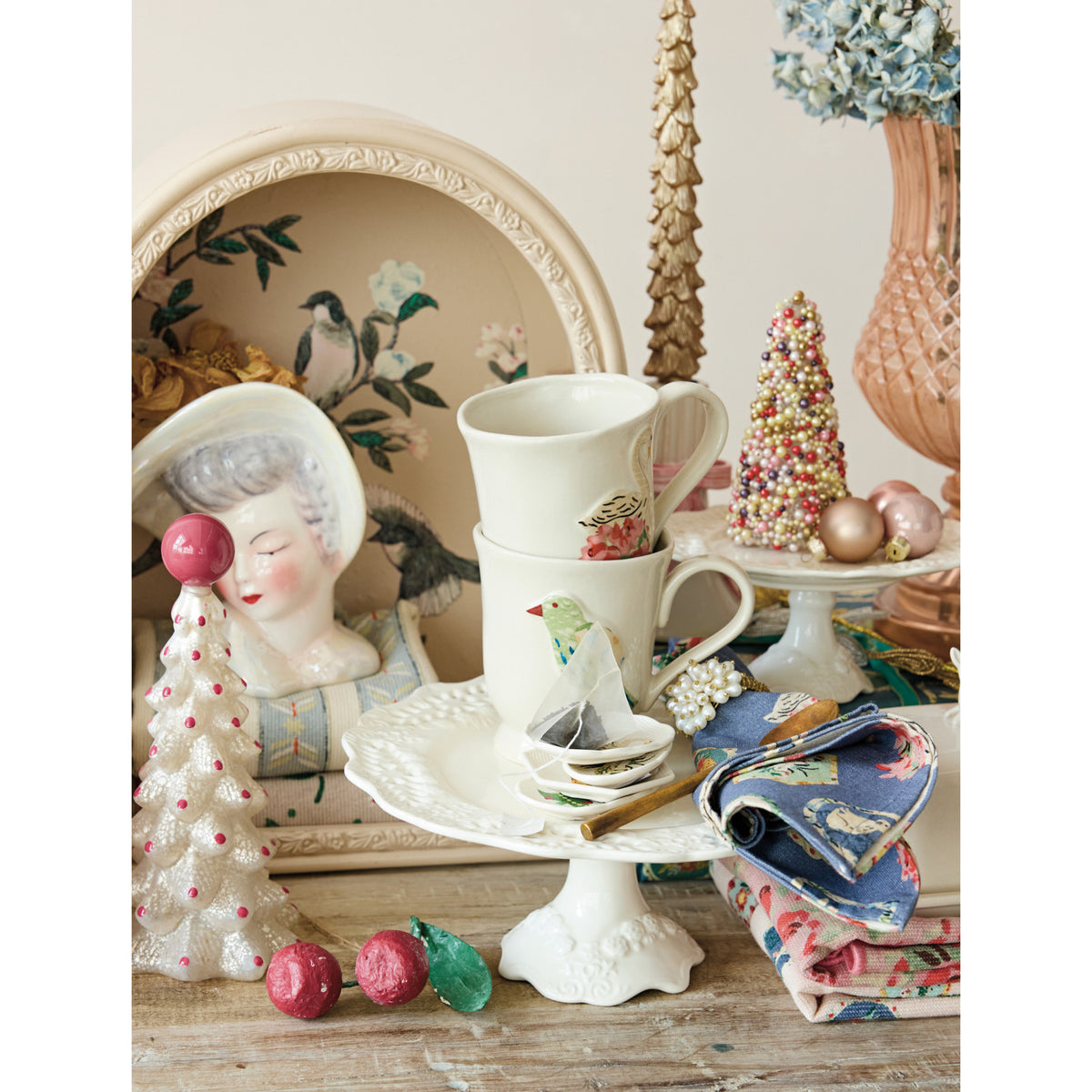 Scalloped Pedestal with Pierced Lace Pattern